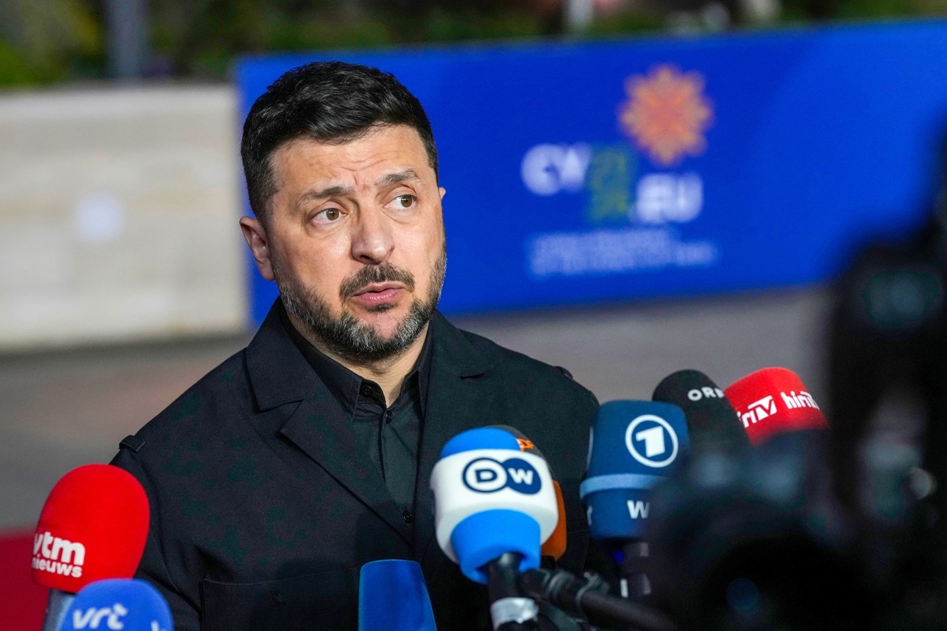 Ukrainas president Volodymyr Zelenskyj på väg in till EU-ländernas toppmöte i Agia Napa på torsdagen. Foto: Petros Karadjias/AP/TT