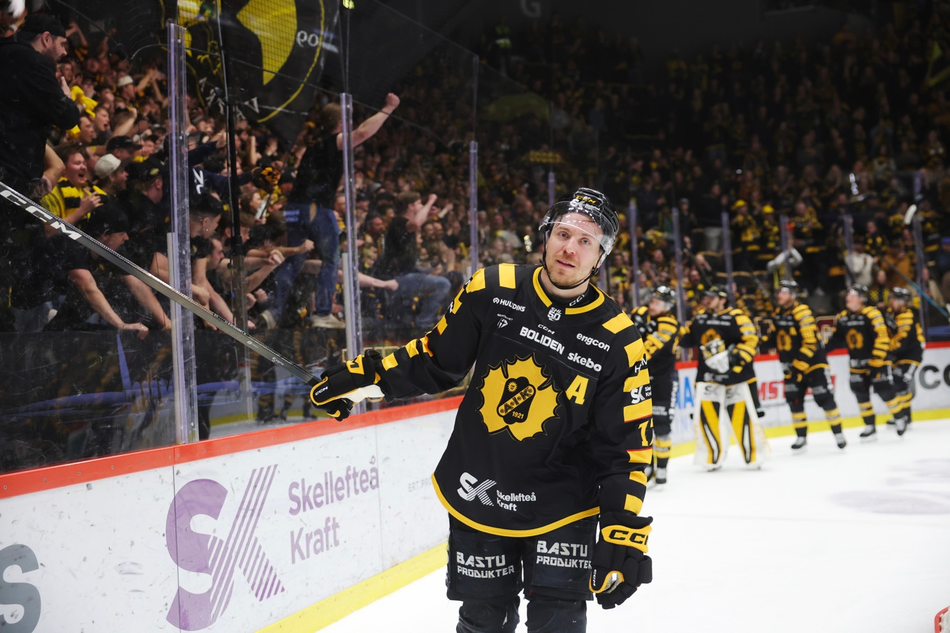 Skellefteås Pär Lindholm tackar supportrarna efter första finalen. Foto: Pär Bäckström/TT