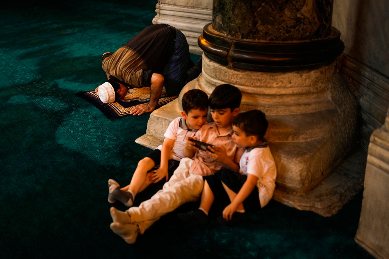 Barn tittar på en telefon i Istanbulmoskén Hagia Sofia. Bild från 2022. Foto: Francisco Seco/AP/TT