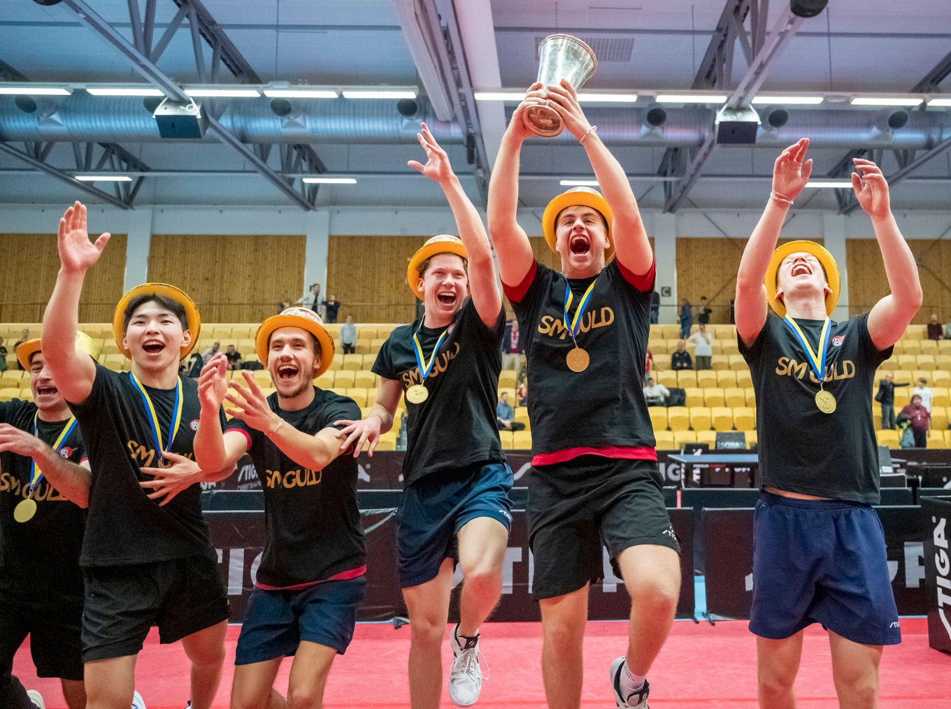 Truls Möregårdh jublar med SM-bucklan uppsträckt i luften. Foto: Johan Nilsson/TT