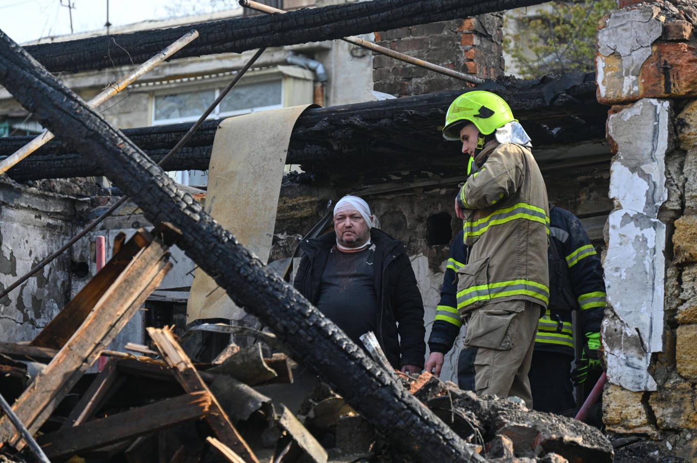 En skadad ukrainare i sin lägenhet som förstörts av nattens ryska angrepp mot Odessa. Foto: Michael Shtekel /AP/TT