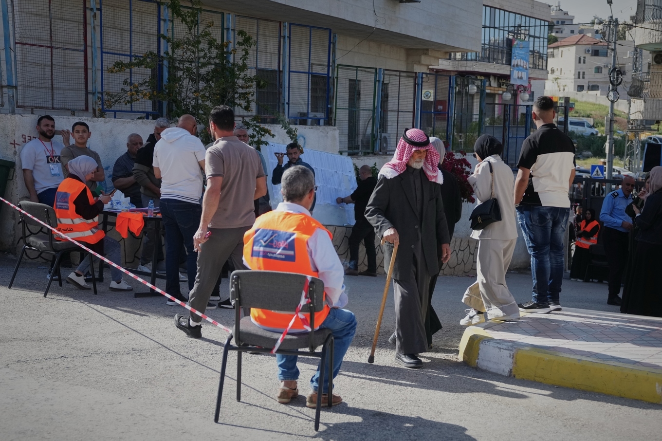 Människor utanför en vallokal på Västbanken under lördagen. Val hålls även i Deir al-Balah på Gazaremsan. Foto: Mahmoud Illean/AP/TT