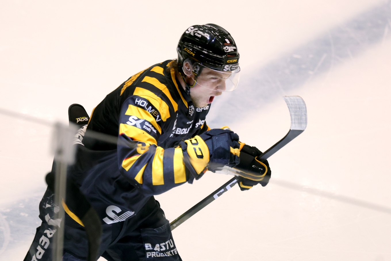 Skellefteås Victor Stjernborg jublar efter sitt första av två mål. Foto: Pär Bäckström/TT