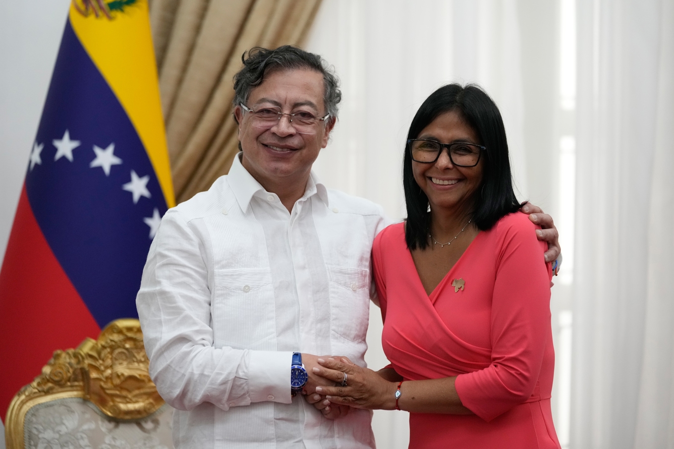 Colombias president Gustavo Petro tillsammans med Venezuelas president Delcy Rodríguez under fredagen. Foto: Ariana Cubillos/AP/TT