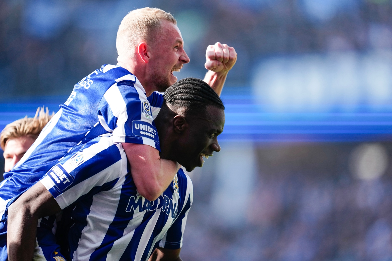 IFK Göteborgs Rockson Yeboah jublar med lagkamraten Adam Wiberg efter sitt drömmål i derbyt mot Gais. Foto: Björn Larsson Rosvall/TT