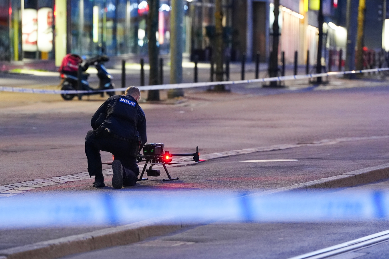 En polis med drönare i samband med att polisen spärrat av ett område i centrala Göteborg till följd av ett misstänkt farligt föremål. Foto: Björn Larsson Rosvall/TT