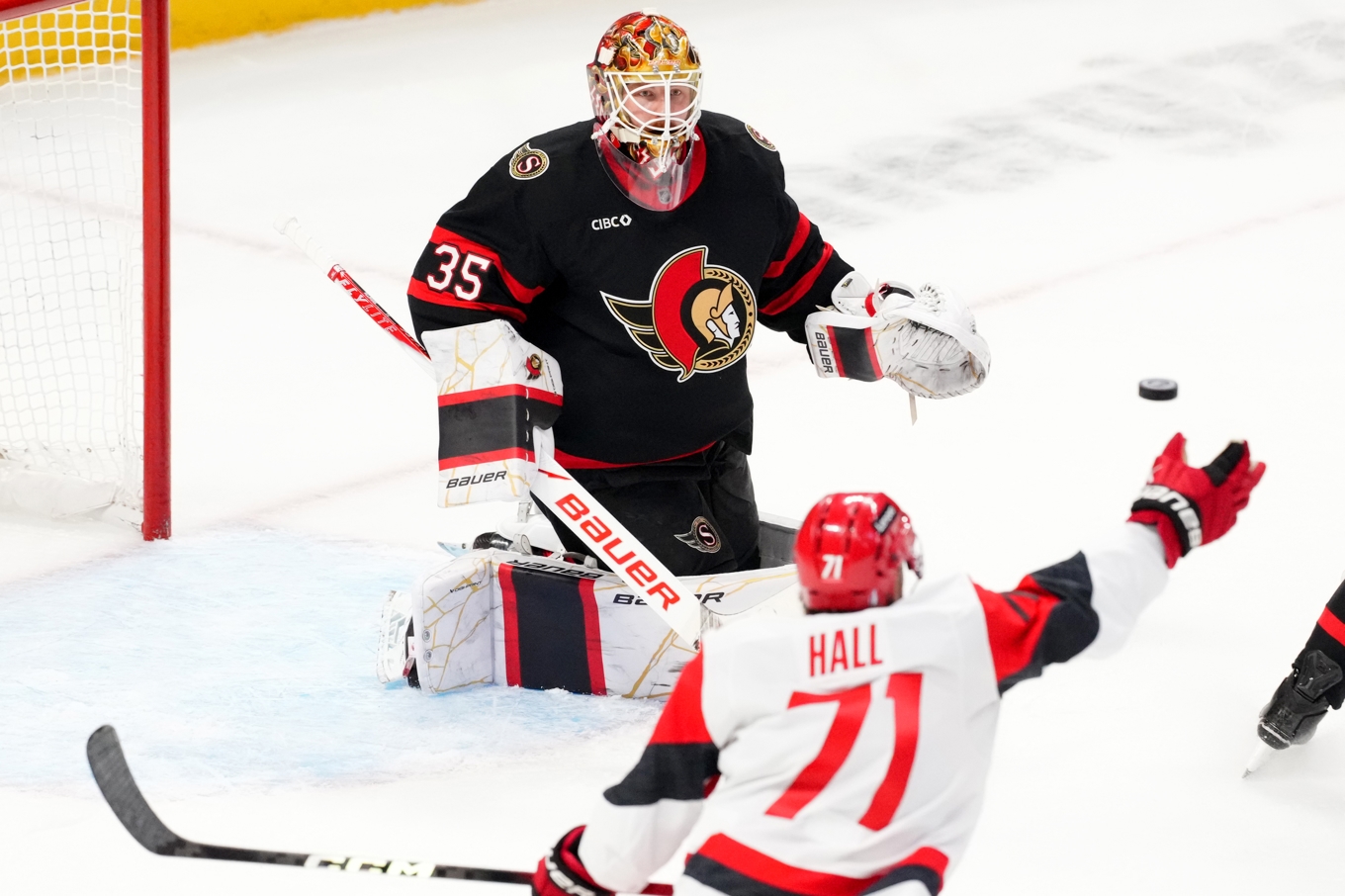 Svensken Linus Ullmark, i målet, har spelat klart i säsongens Stanley cup. Foto: Sean Kilpatrick/The Canadian Press via AP/TT