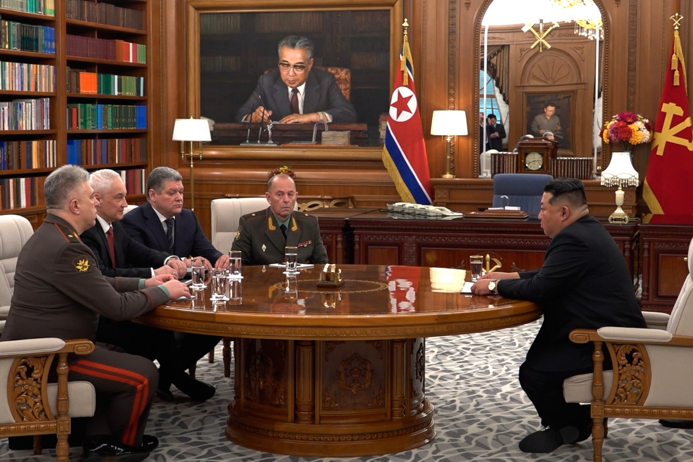 Rysslands försvarsminister Andrej Belousov, andra från vänster, och Nordkoreas diktator Kim Jong-Un möts för att diskutera det militära samarbetet. Bild från Rysslands försvarsdepartement. Foto: AP/TT