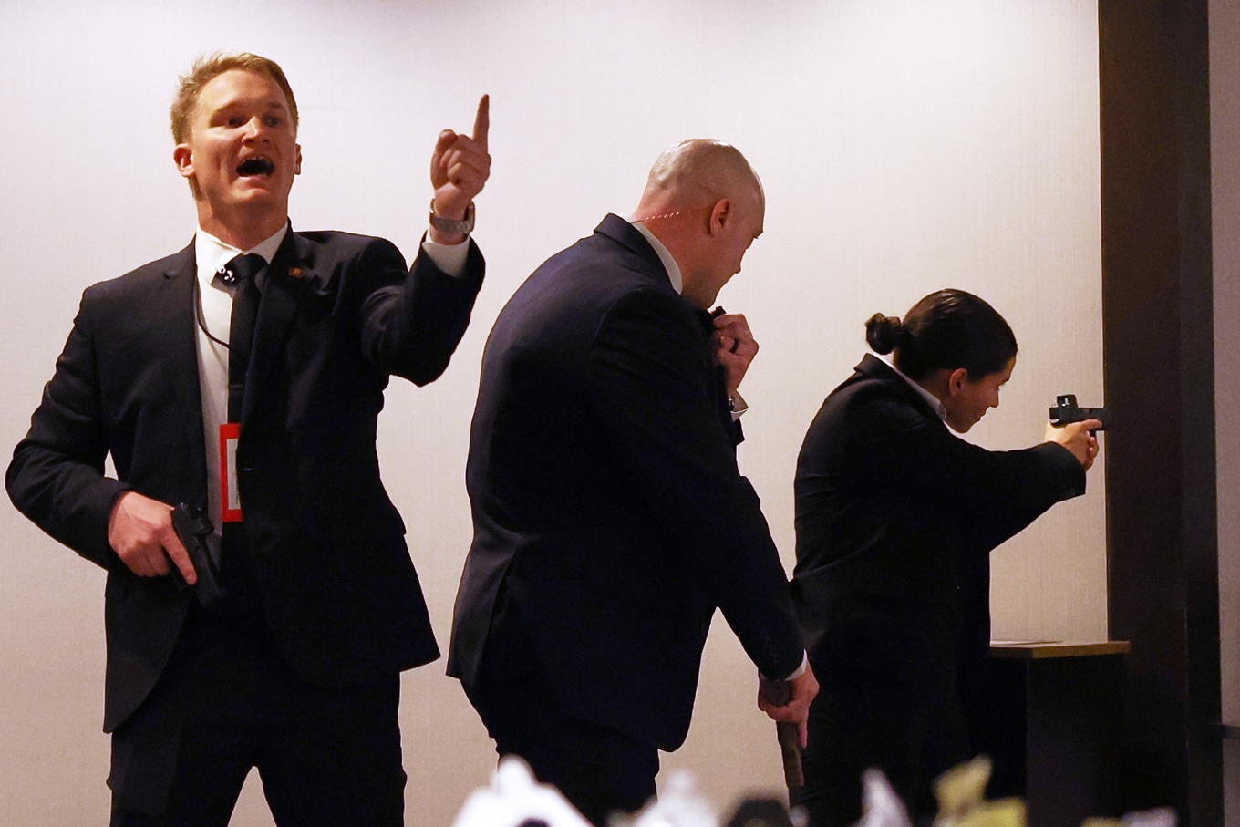 Säkerhetspersonal under skottlossningen på The Washington Hilton i Washington DC. Foto: Tom Brenner/AP/TT