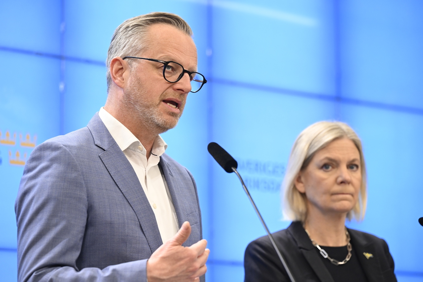 Mikael Damberg (S), ekonomiskpolitisk talesperson och Magdalena Andersson (S), partiledare på en pressträff om energikrisen. Foto: Jessica Gow/TT