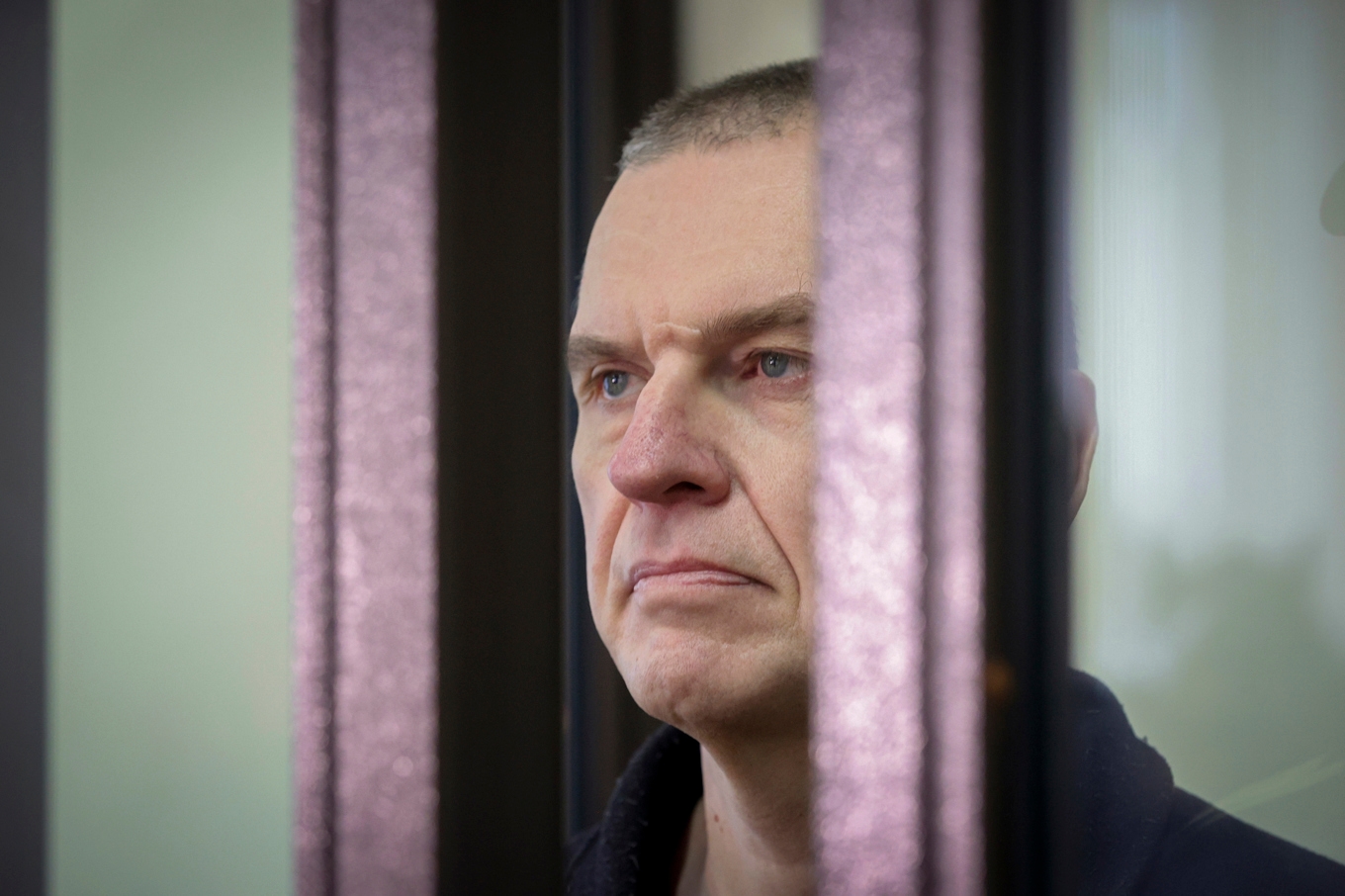 Andrzej Poczobut 2023, under rättegången mot honom i Belarus. 2025 fick han EU:s Sacharovpris tillsammans med den fängslade georgiska journalisten Mzia Amaglobeli. Foto: Leonid Sjtjeglov/AP/TT