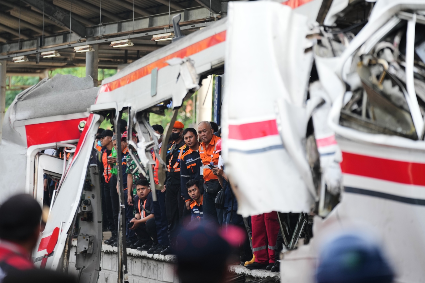 Räddningsarbete efter tågolyckan i Bekasi, som ligger i utkanten av Indonesiens huvudstad Jakarta. Foto: Tatan Syuflana/AP/TT