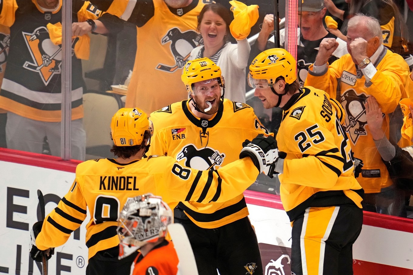 Pittsburghs Elmer Söderblom (25) firar sitt mål i segermatchen mot Philadelphia. Foto: Gene J. Puskar/AP/TT