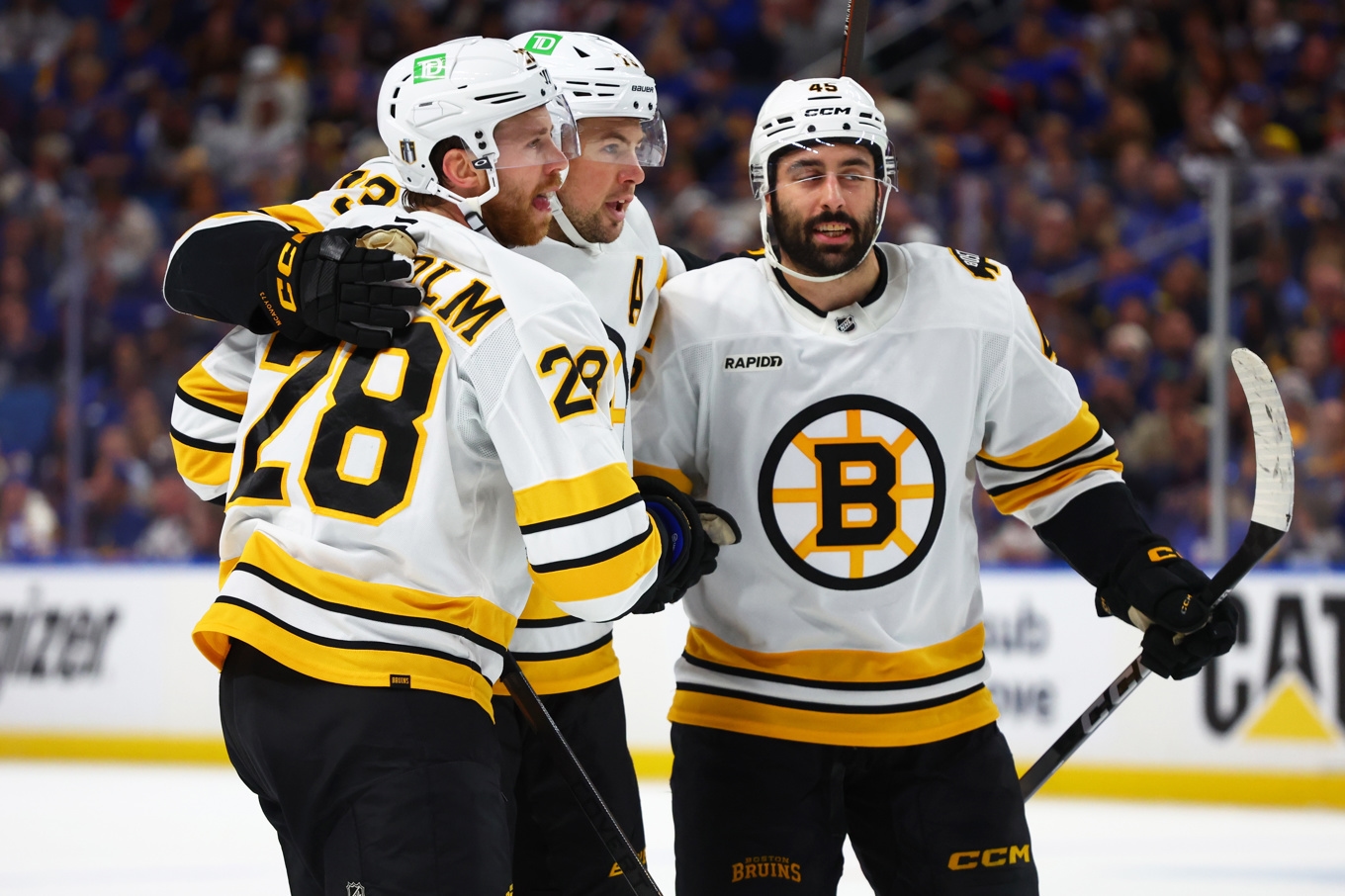 Bostons Elias Lindholm (28) firar efter sitt mål i natt. Foto: Jeffrey Barnes/AP/TT