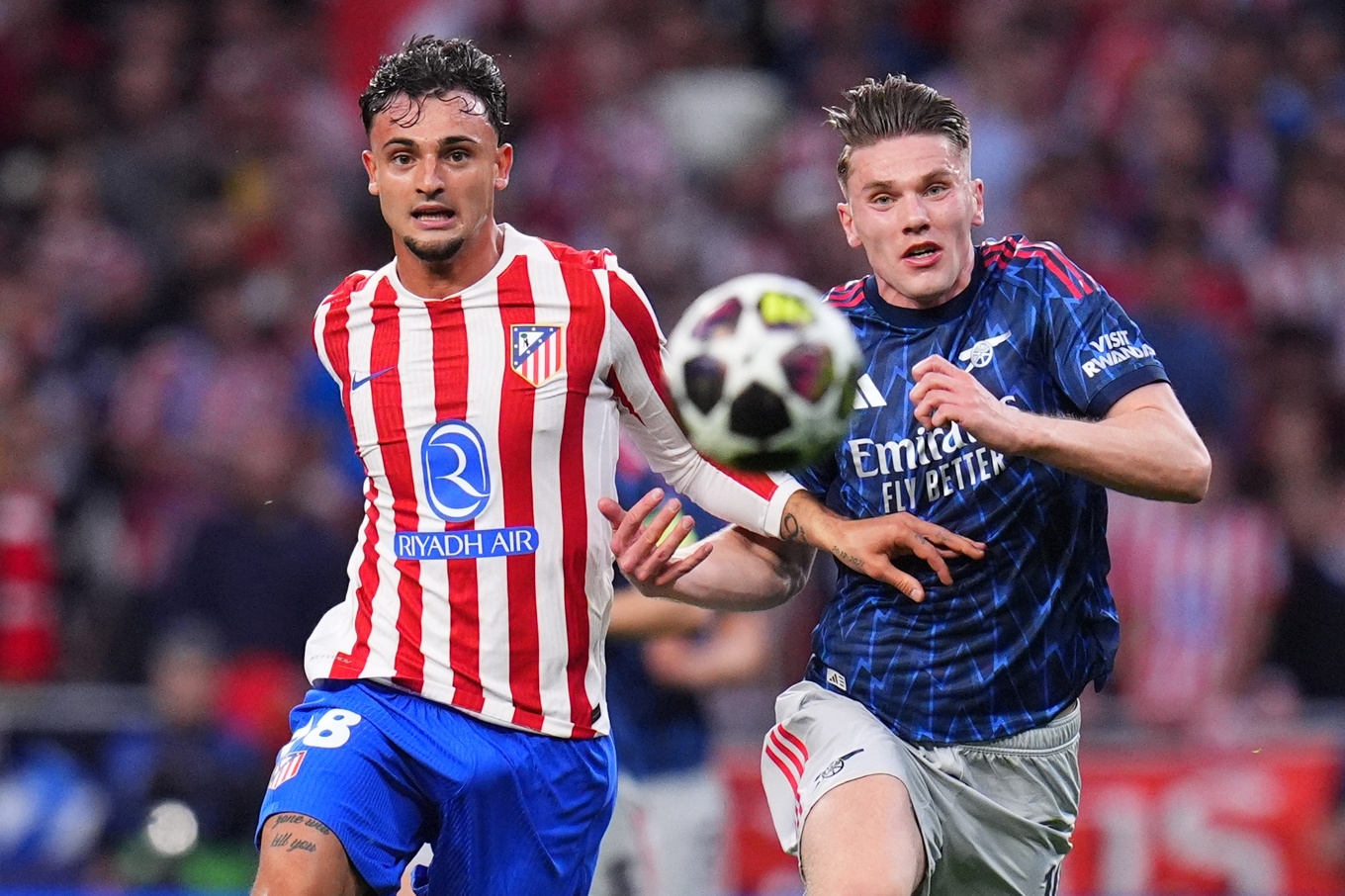 Atlético Madrids Marc Pubill (till vänster) och Arsenals Viktor Gyökeres under onsdagskvällens semifinal i Champions League. Foto: Manu Fernandez /AP/TT
