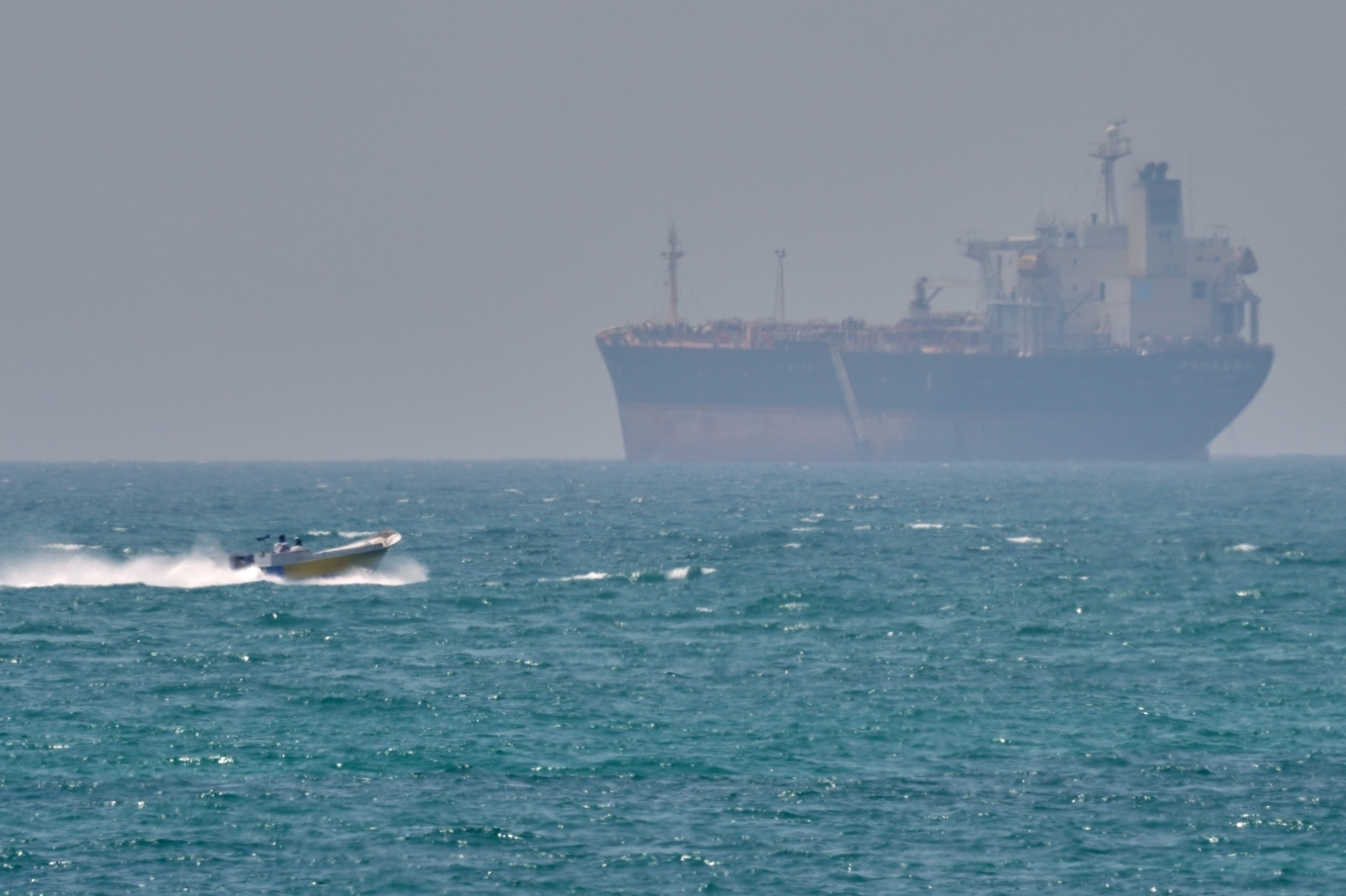 En tanker ligger för ankar i Hormuzsundet nära den iranska ön Qeshm tidigare i april. Foto: Asghar Besharati/AP/TT