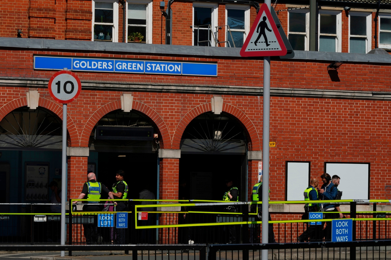 Poliser i Londonområdet Golders Green på torsdagen, där två personer knivhöggs dagen före. Foto: Alastair Grant/AP/TT