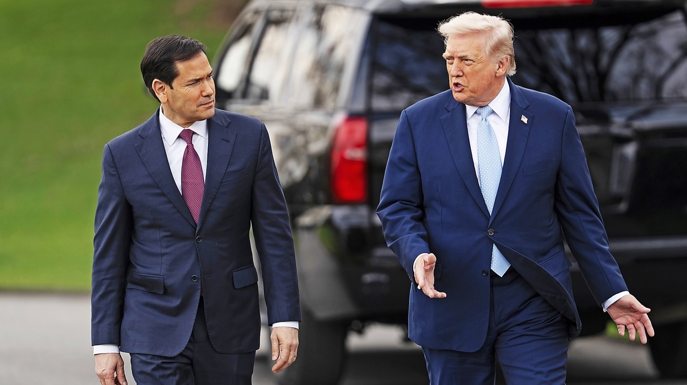 Utrikesminister Marco Rubio och president Donald Trump på väg att möta pressen efter att de lämnat Vita huset den 20 mars. Foto: Madalina Kilroy