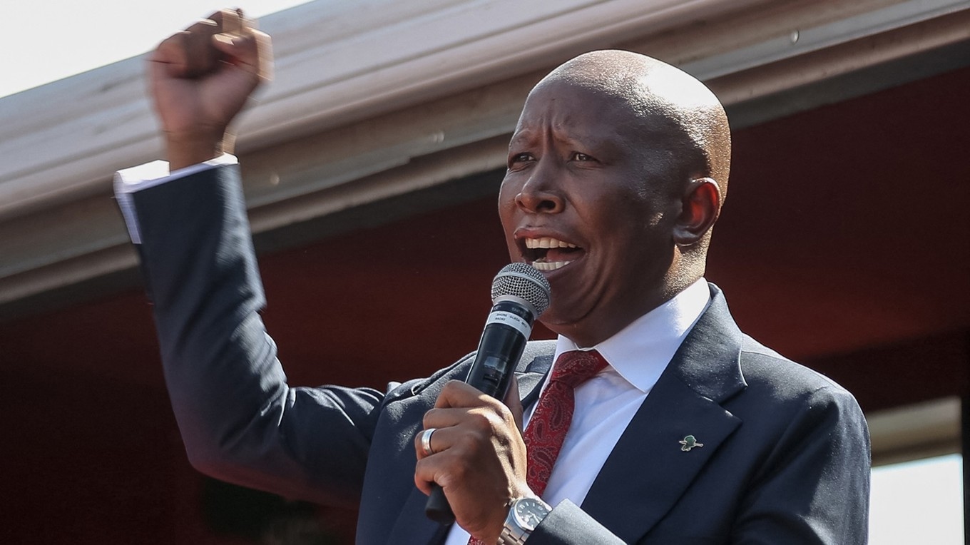 Den vänsterradikale politikern Julius Malema talar till sina anhängare utanför en domstol i East London i Sydafrika. Foto: Mark Andrews/AFP via Getty Images