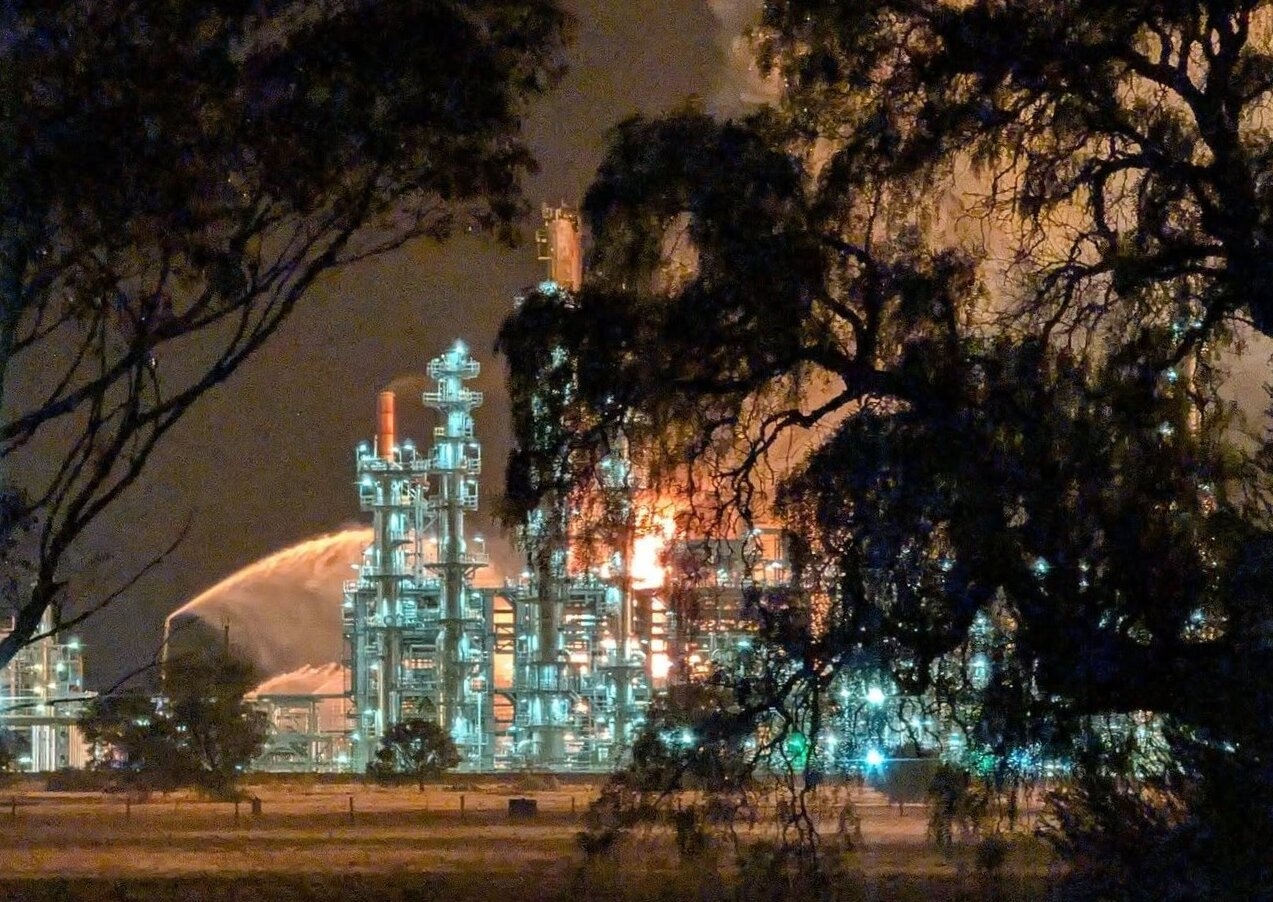 Branden i raffinaderiet i Geelong, fotograferat av lokalinvånaren Benny Young. Foto: Privat