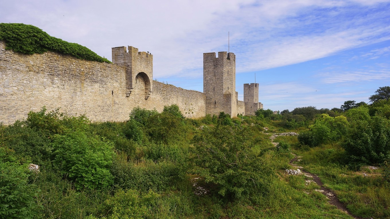 ”Om murar kunde tala”. Visby ringmur har upplevt och ”överlevt” såväl sjörövarna i Vitaliebröderna som Tyska orden och en rad interna konflikter. Foto: Arild Vågen/Wikimedia Commons
