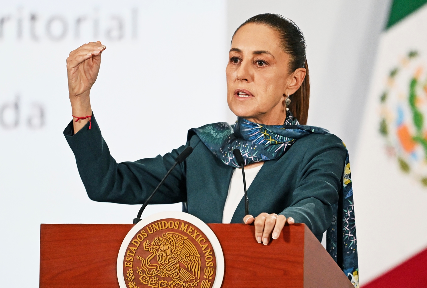 Mexikos president Claudia Sheinbaum håller presskonferens i Mexiko City. Den mexikanska regeringen agerar nu mot högt uppsatta lokalpolitiker. Foto: CARL DE SOUZA/AFP via Getty Images