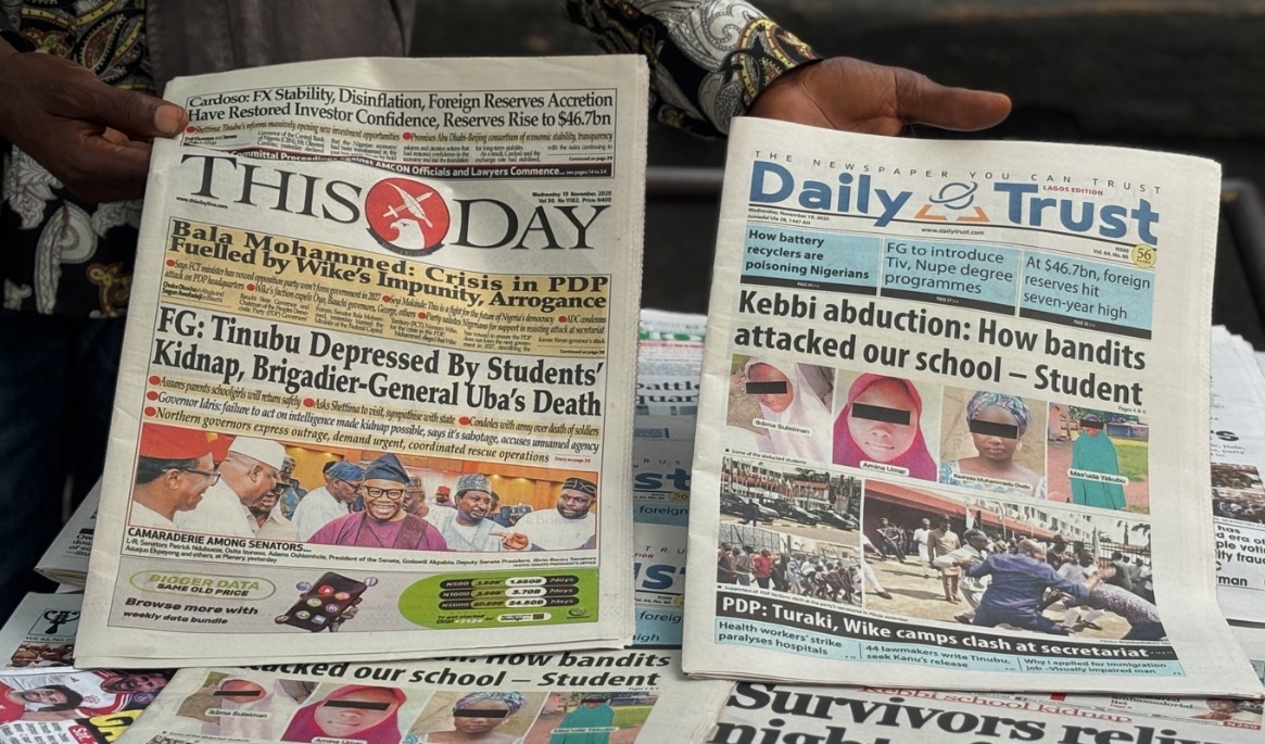 Nigerianska dagstidningar som rapporterade om kidnappning av skolelever i Kebbi. Foto: Sunday Alamba/AP/TT