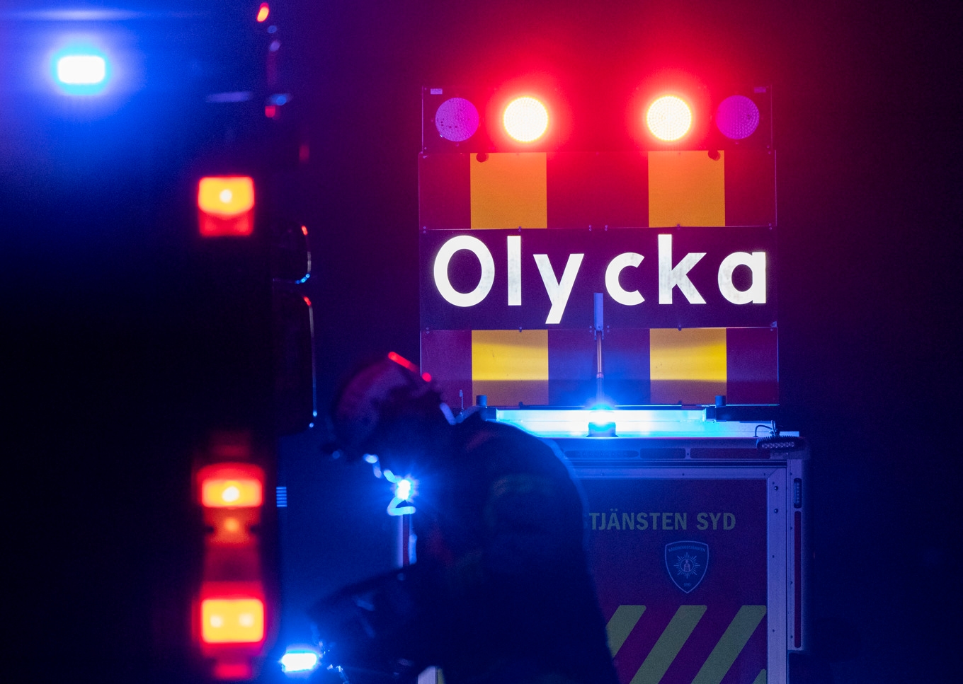 En person har förts till sjukhus med ambulanshelikopter efter en frontalkollision. Arkivbild. Foto: Johan Nilsson/TT