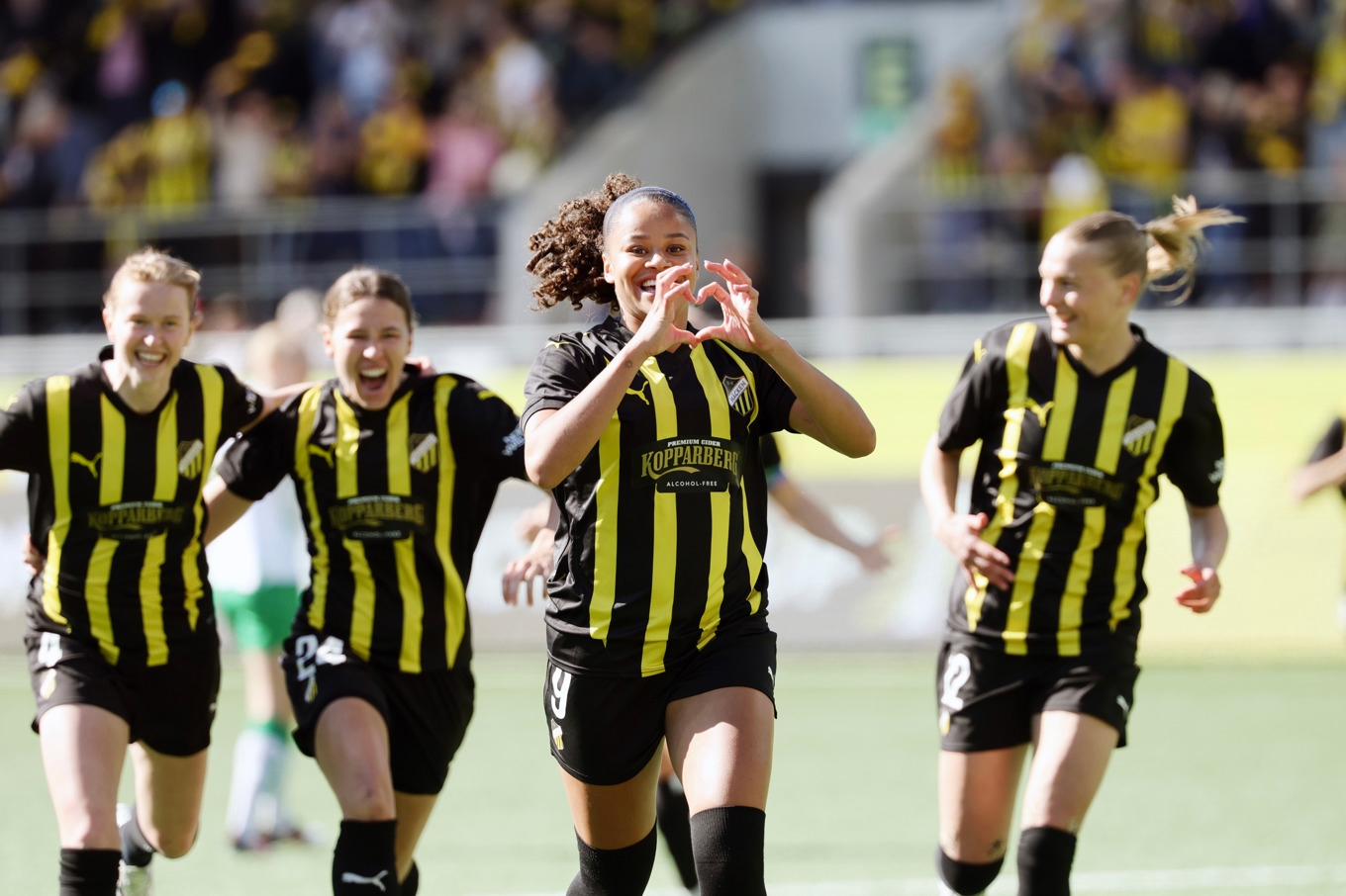 Häckens Felicia Schröder och lagkamrater jublar efter 1–0-målet mot Hammarby i den andra finalmatchen i Europa Cup. Foto: Adam Ihse/TT