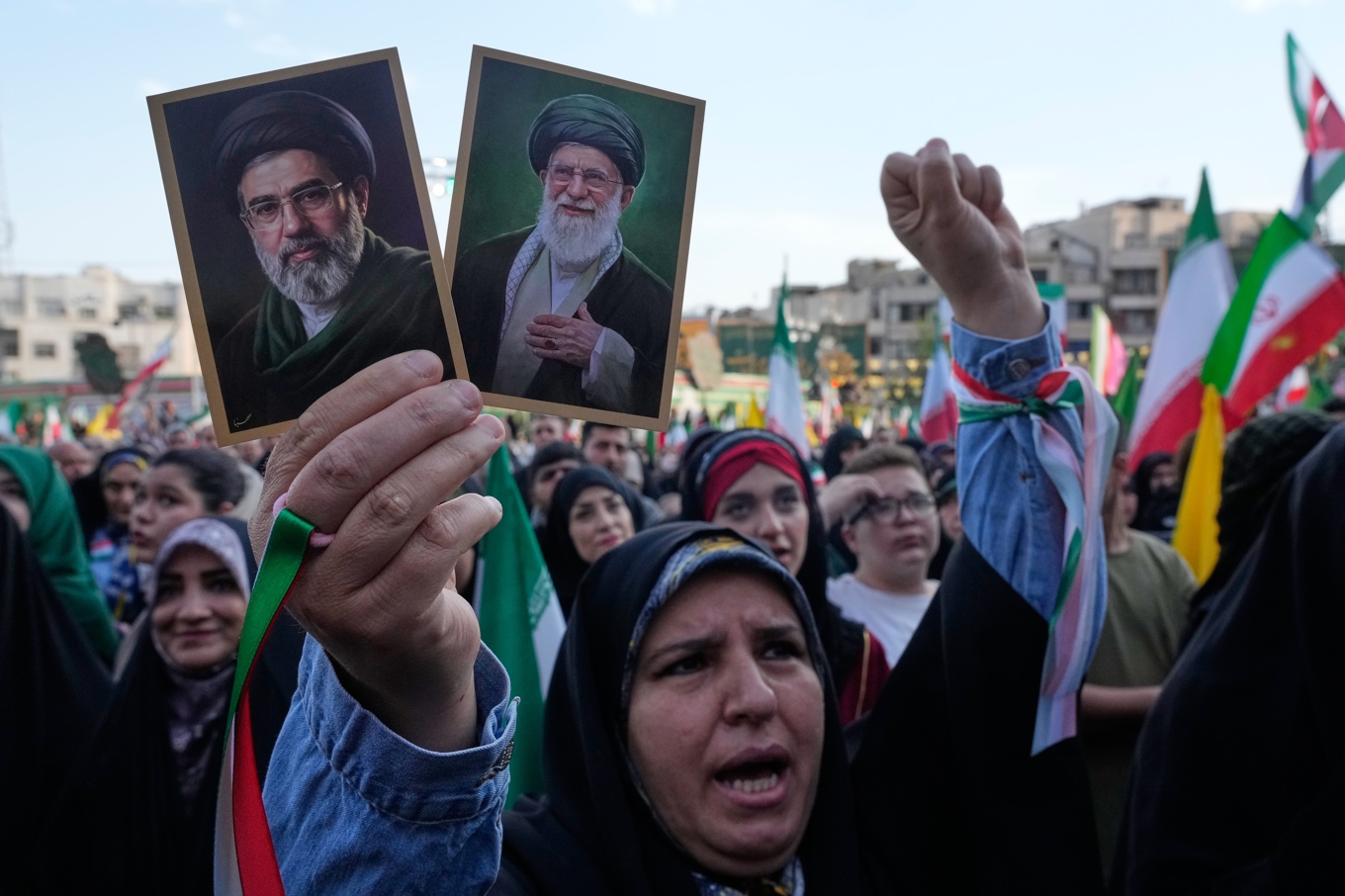 En manifestation till stöd för Irans hårdföra regim. På bilderna som hålls upp syns landets högste ledare ayatolla Mojtaba Khamenei och dennes far, den tidigare högste ledaren ayatolla Ali Khamenei, som dödades i krigsutbrottet. Bild från i onsdags. Foto: Vahid Salemi/AP/TT