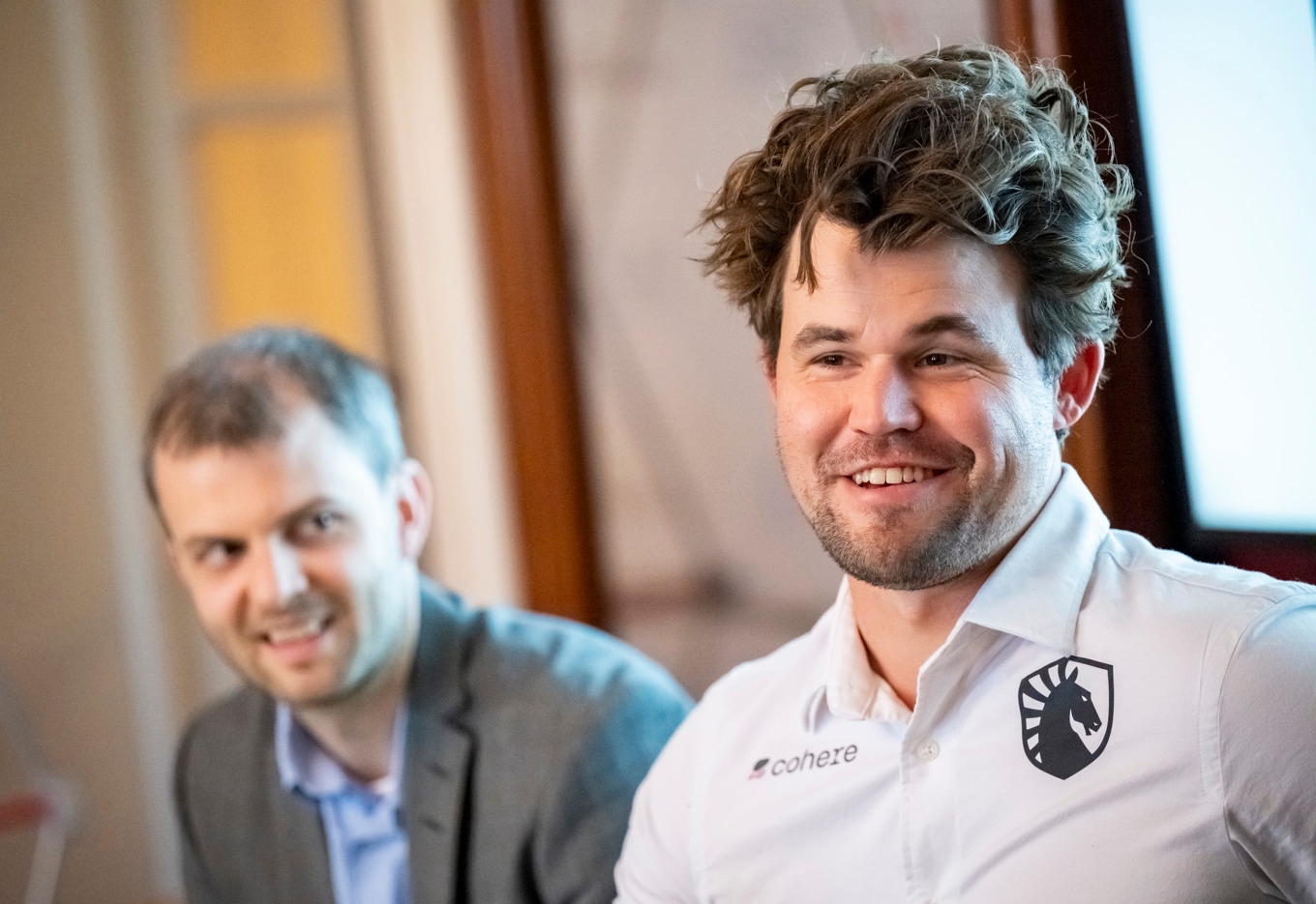 Magnus Carlsen, världens högst rankade schackspelare, är på plats i Malmö för sju dagars schackturnering. Till vänster i bild: Nils Grandelius, svensk stormästare. Foto: Johan Nilsson / TT