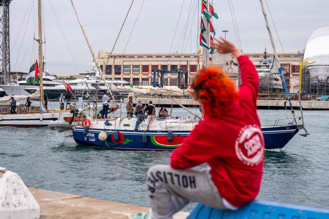 Aktivister i den aktuella Gazakonvojen ger sig av från spanska Barcelona den 12 april. Båtar i konvojen har även avseglat från franska Marseille och italienska Syrakusa. Foto: Joan Mateu Parra/AP/TT