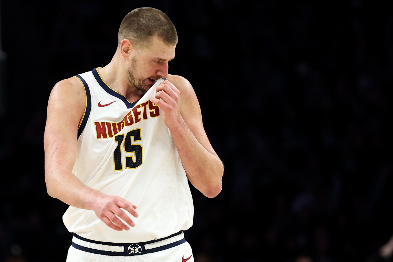 En besviken Nikola Jokic har spelat klart i NBA-slutspelet. Foto: Matt Krohn /AP/TT