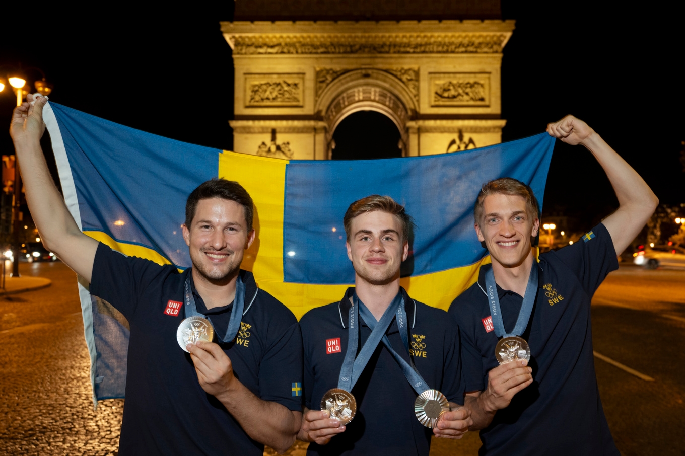 Blågula OS-silvergänget – Kristian Karlsson, Truls Möregårdh och Anton Källberg – i Paris 2024. Foto: Henrik Montgomery/TT
