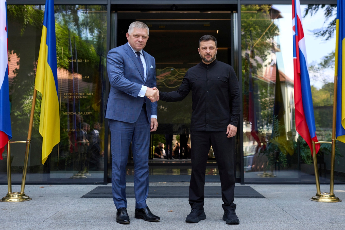 Slovakiens premiärminister Robert Fico och Ukrainas president Volodymyr Zelenskyj vid ett möte i Ukraina 2025. Foto: AP/TT
