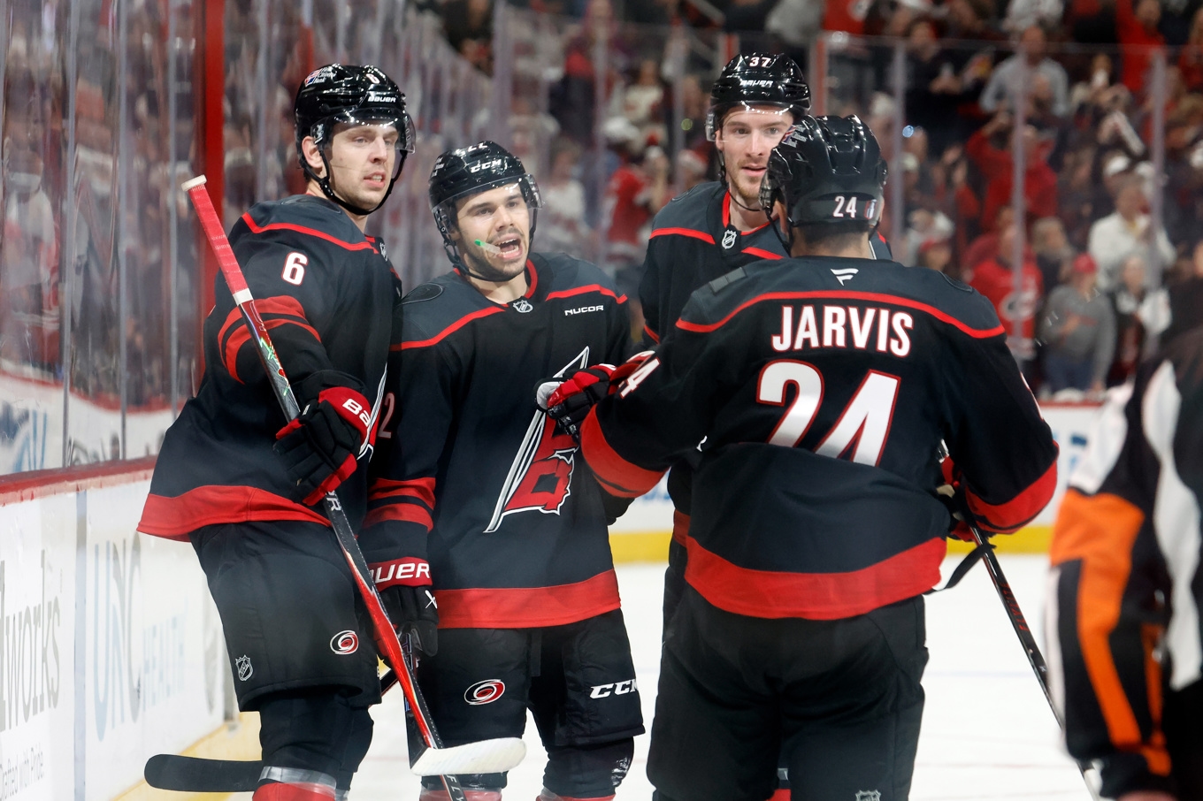 Spelare i Carolina firar under matchen mot Philadelphia. Foto: Karl B DeBlaker/AP/TT