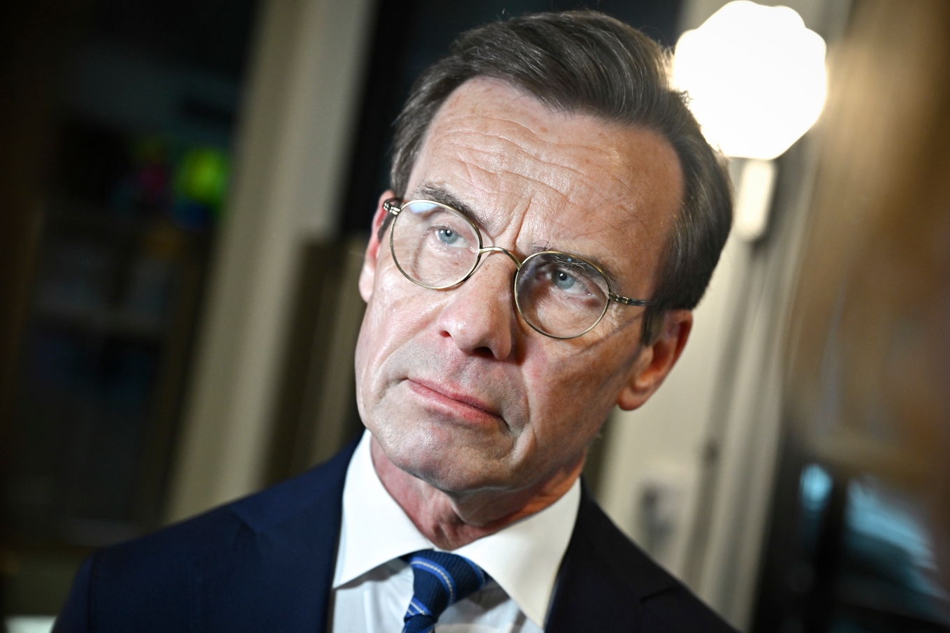 Moderaternas partiledare och statsminister Ulf Kristersson anländer till söndagskvällens partiledardebatt i SVT:s Agenda. Foto: Claudio Bresciani/TT