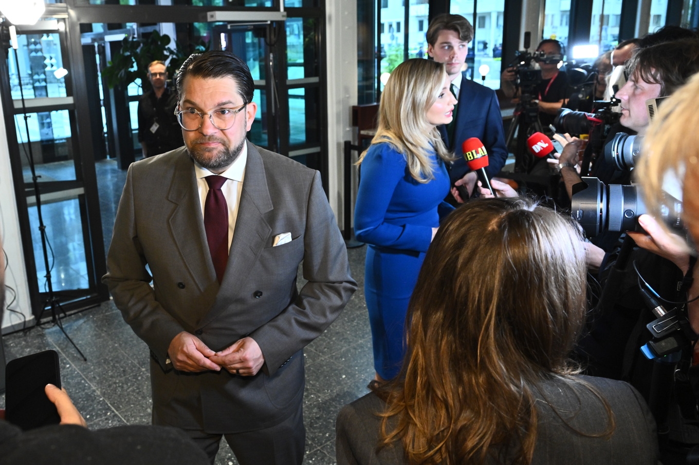 En demonstration mötte partiledarna – här Jimmie Åkesson (SD) och Ebba Busch (KD) – utanför tv-huset i Stockholm. Foto: Claudio Bresciani/TT