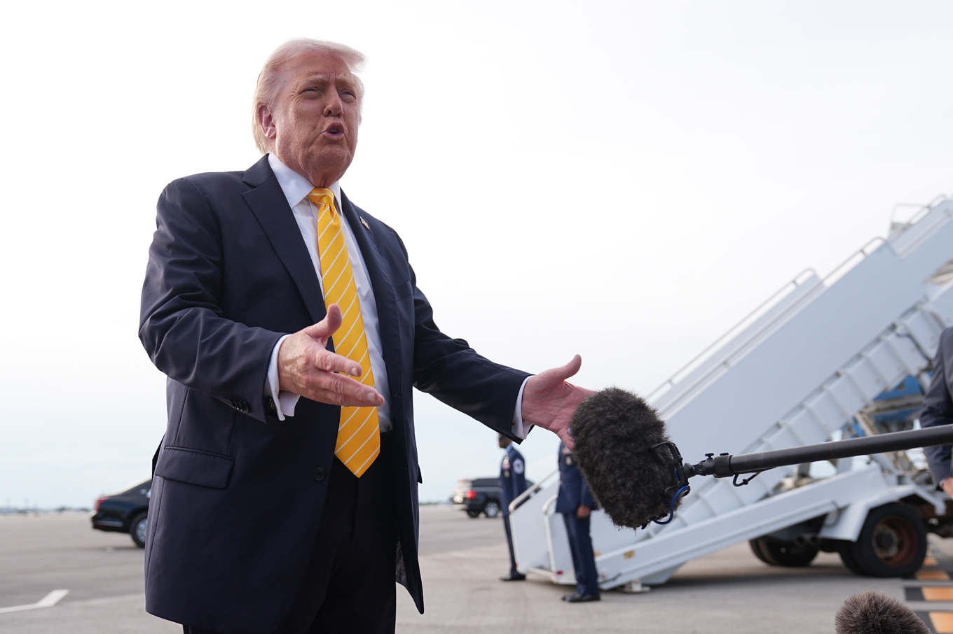 USA:s president Donald Trump säger att betydligt fler än 5 000 soldater kommer att flyttas från Tyskland. Foto: Matt Rourke/AP/TT