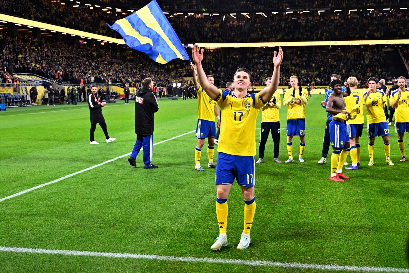 Viktor Gyökeres tackar publiken efter playoffsegern över Polen som tog Sverige till VM. Foto: Pontus Lundahl/TT