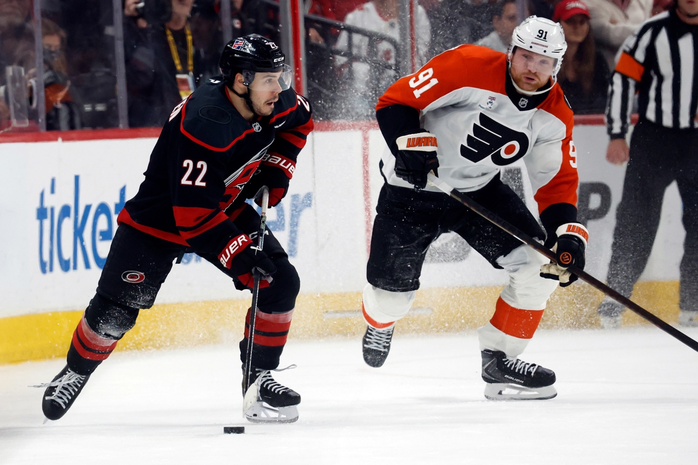 Carolinas Logan Stankoven (22) uppvaktas av Philadelphias Carl Grundström (91). Foto: Karl B DeBlaker/AP/TT