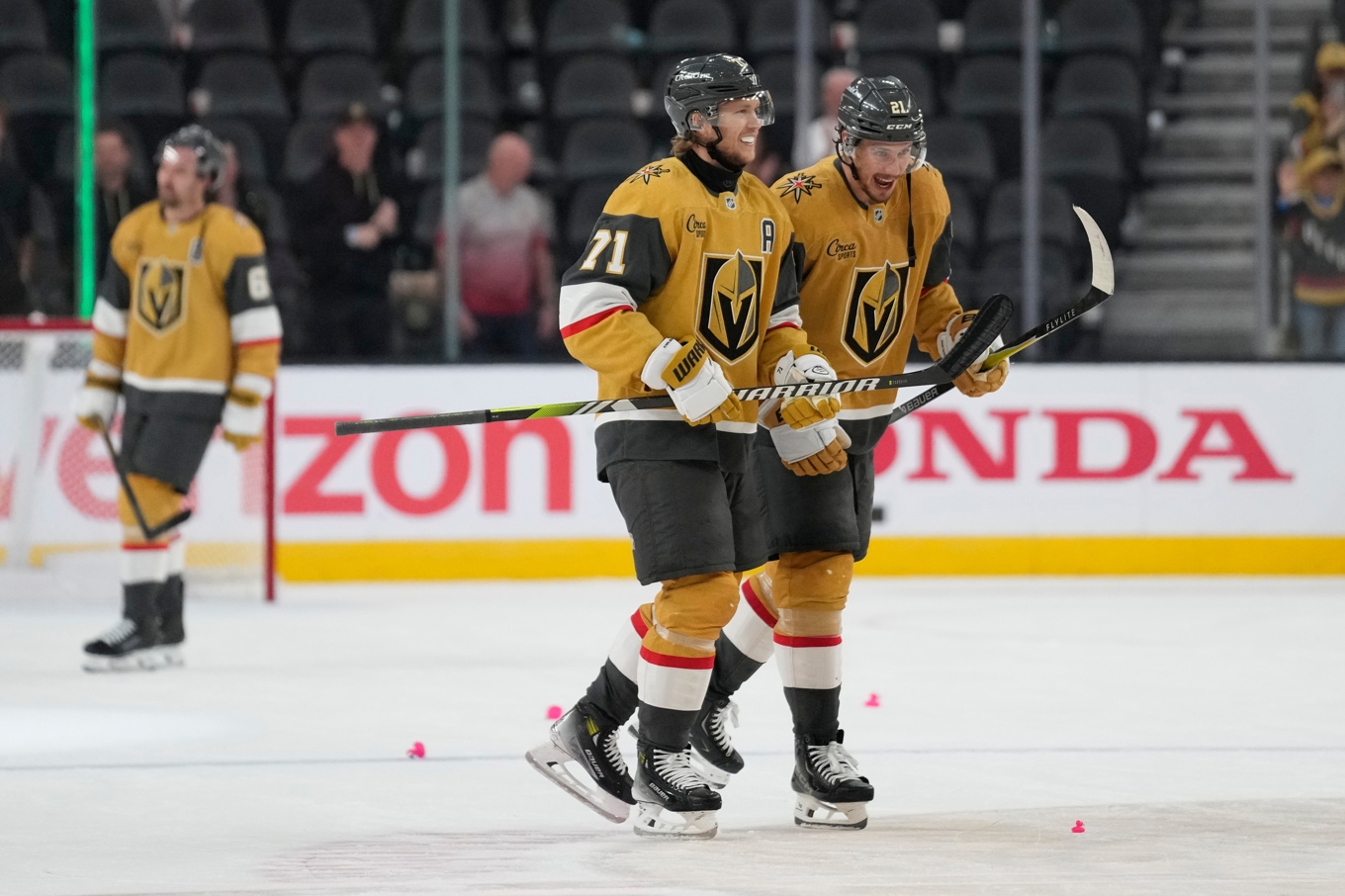 Vegas William Karlsson och Brett Howden firar segern över Anaheim. Det var svenskens första match på ett halvår. Foto: John Locher /AP/TT