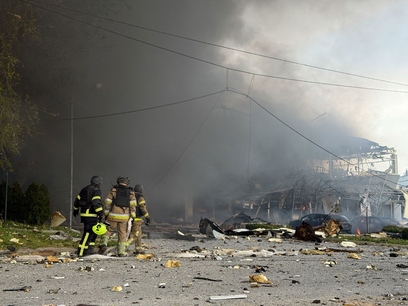 Ukrainska räddningsarbetare vid nedslagsplatsen i Zaporizjzja. Foto: Darya Nazarova/AFP/TT