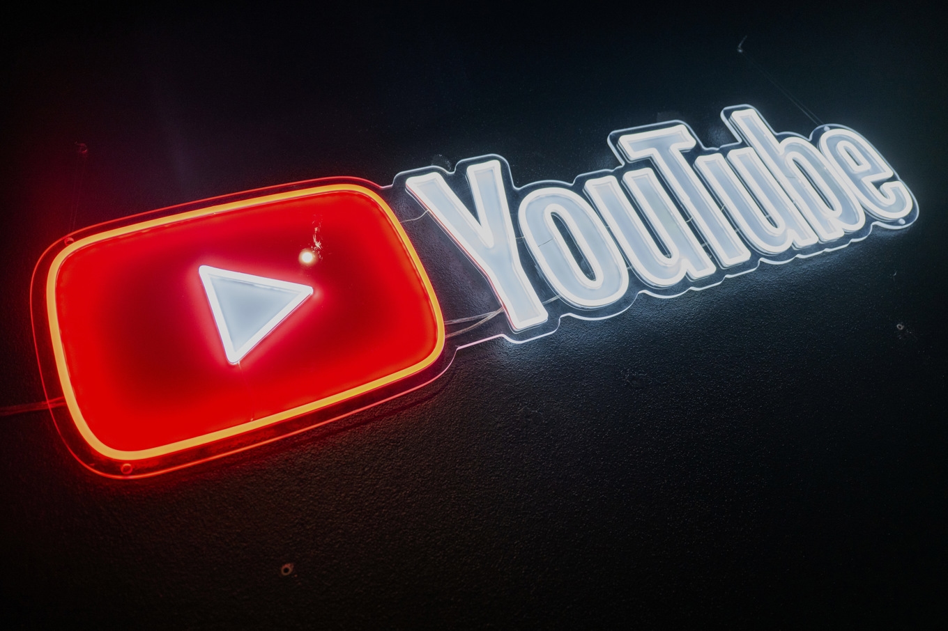 Youtube är populärare än traditionell tv i Sverige. Foto: Christophe Gateau /AP/TT