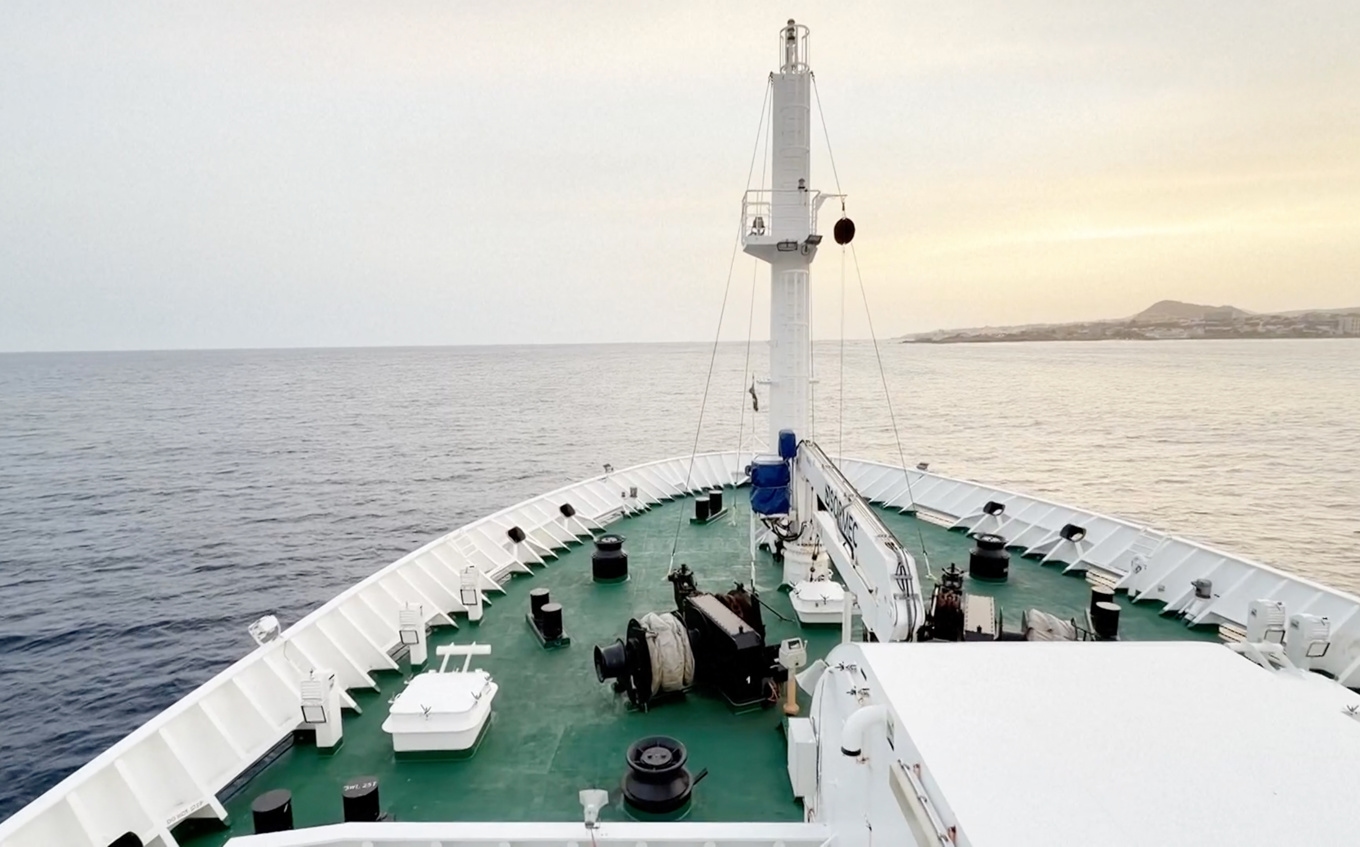 Kryssningsfartyget MV Hondius för, fotograferad av en passagerare måndagen den 4 maj. Foto: Qasem Elhato via AP/TT