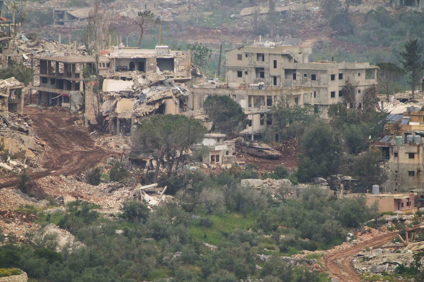 Israeliska militärfordon i en by i södra Libanon på tisdagen, sett från andra sidan gränsen i norra Israel. Foto: Ariel Schalit/AP/TT