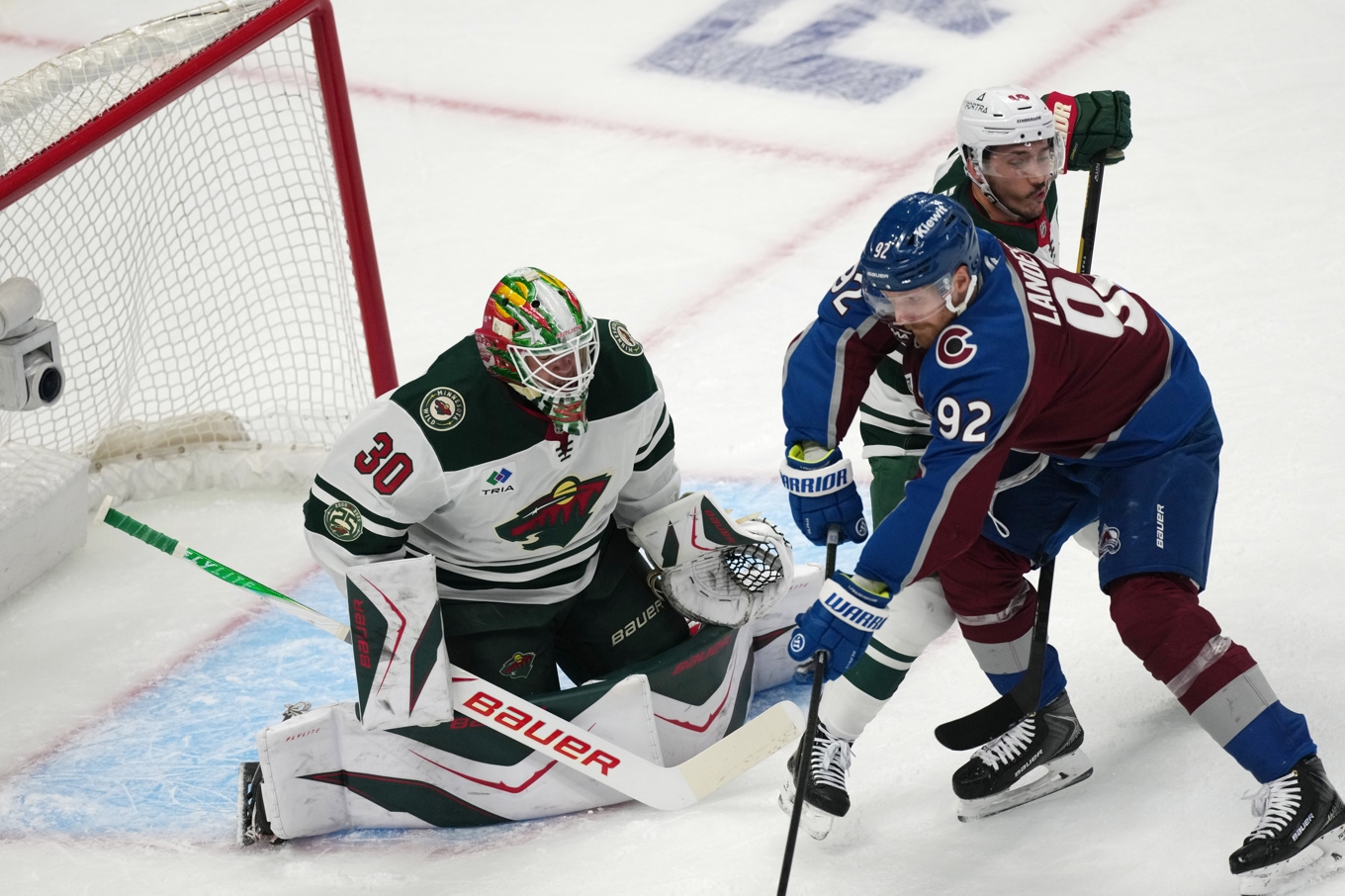 Colorados lagkapten Gabriel Landeskog (92) gjorde två poäng när laget säkrade sin plats i semifinalen. Bild från söndagen. Foto: David Zalubowski /AP/TT