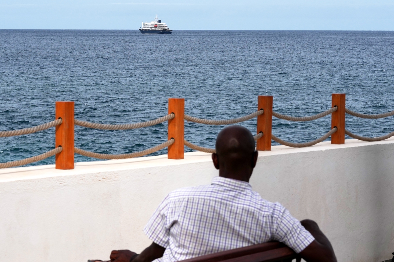 MV Hondius lämnade Kap Verde under onsdagen. Foto: Misper Apawu/AP/TT
