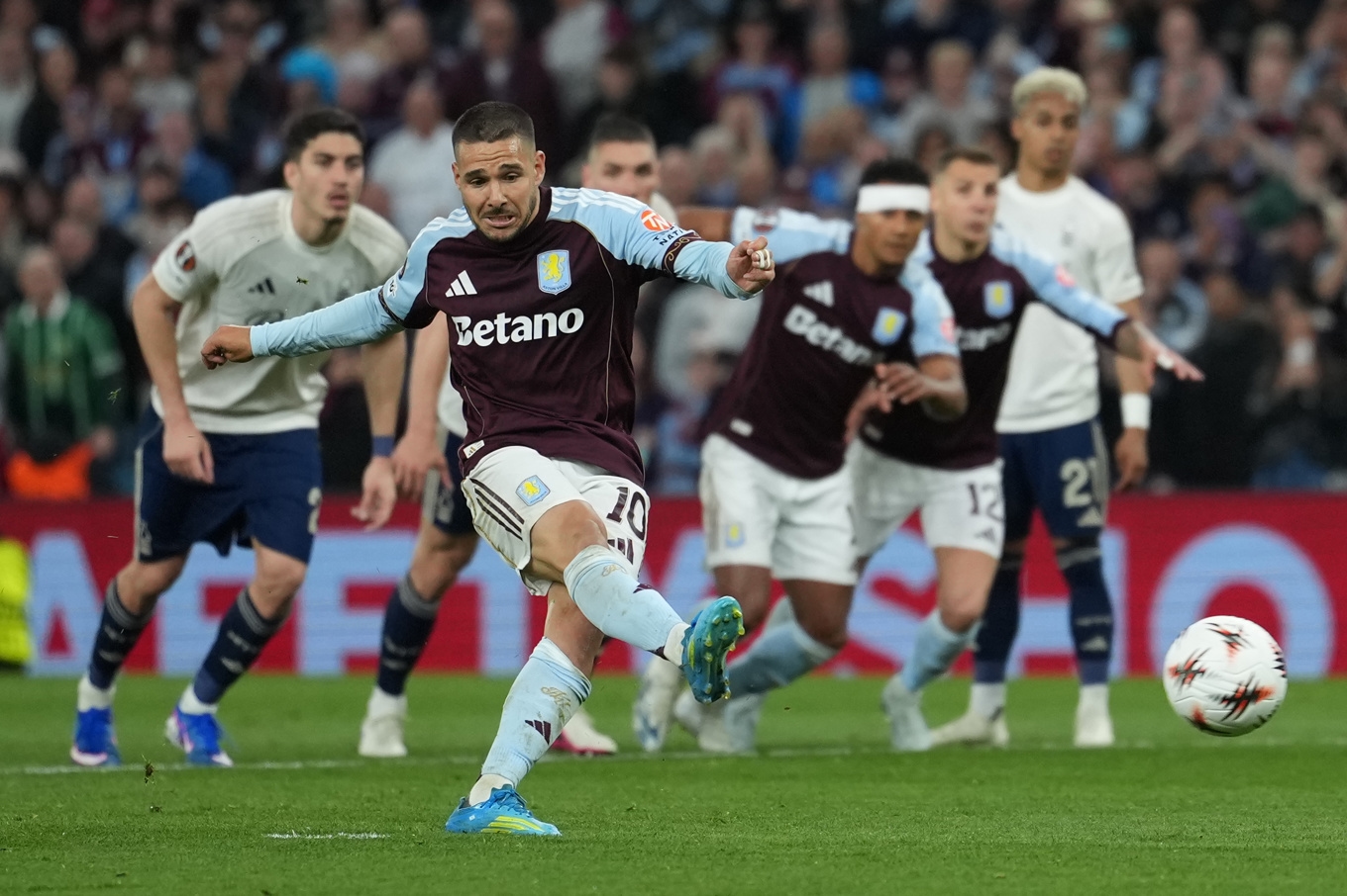 Aston Villas Emiliano Buendia sätter avgörande 2–0-målet från straffpunkten. Foto: Dave Shopland/AP/TT