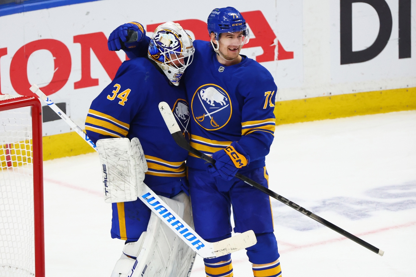 Buffalos Alex Lyon (34) och Ryan McLeod (71) firar segern mot Montreal. Foto: Jeffrey T. Barnes/AP/TT